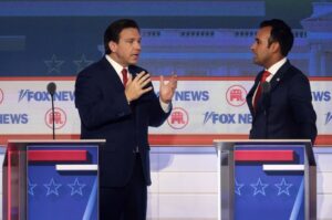 GettyImages-1634964782 Ron DeSantis (L) and Vivek Ramaswamy (R)
